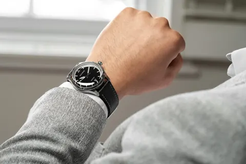 OPUS 39  Jet Black