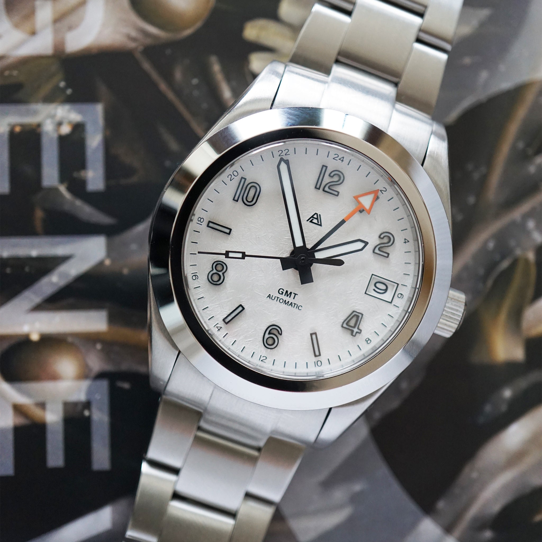 A4 Prelude 37 GMT White Snowflake (Floor Model) selected view