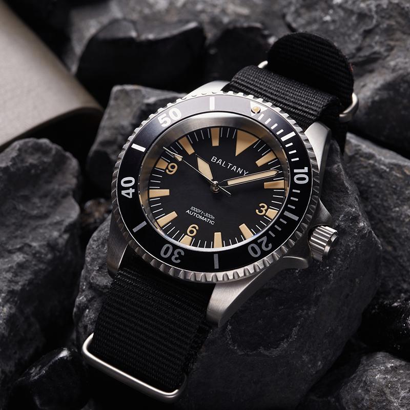 300M Waterproof Retro Military Style Dive Watch S3026 thumbnail 2