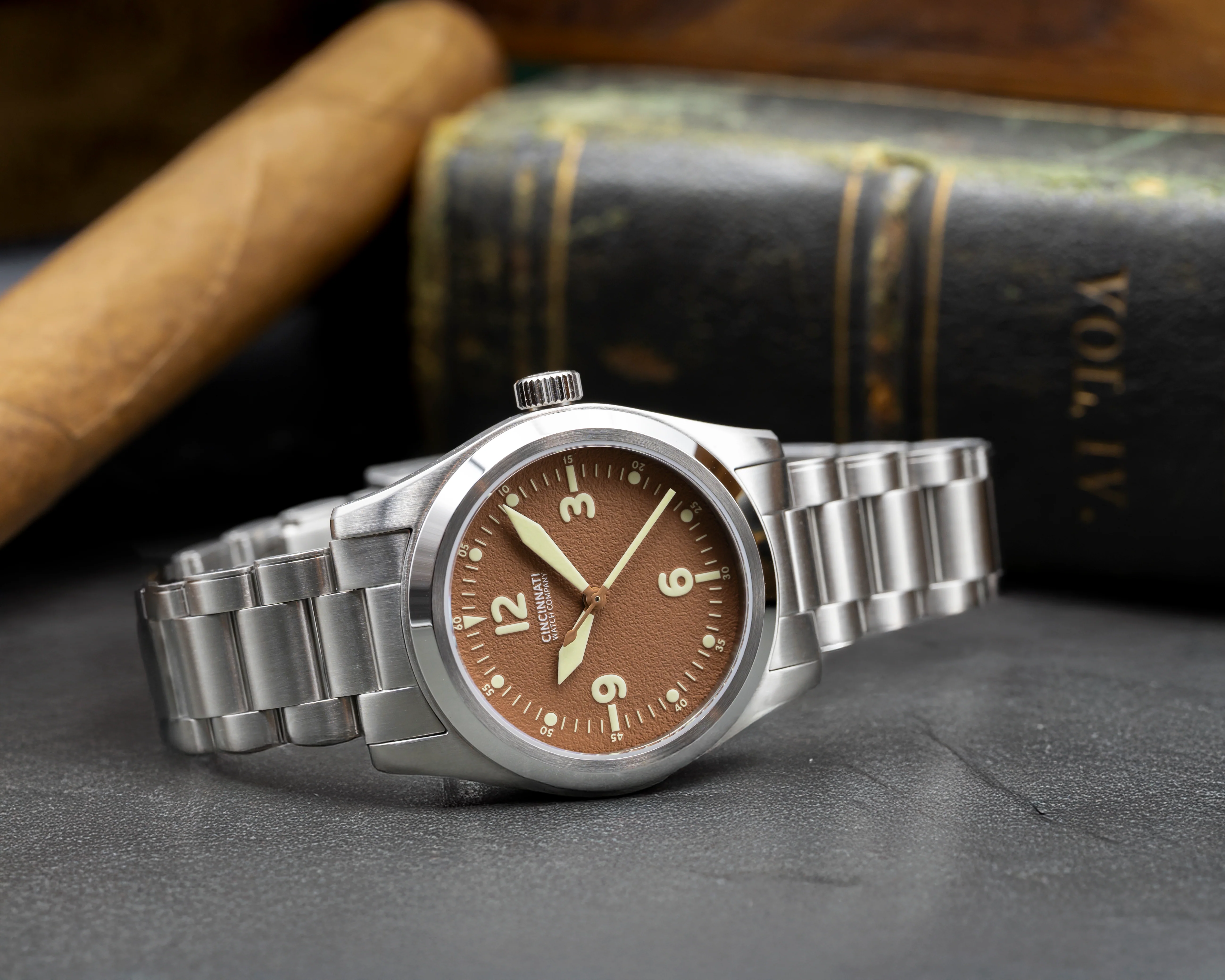 P-40 A-11 Pilot Mocha Mousse Automatic thumbnail 2