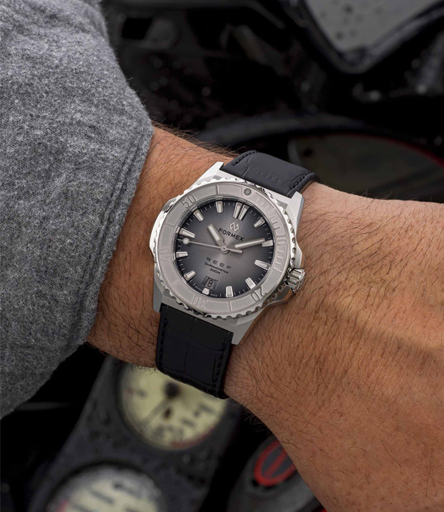 Automatic COSC 300M Silver 39.5 mm thumbnail 2