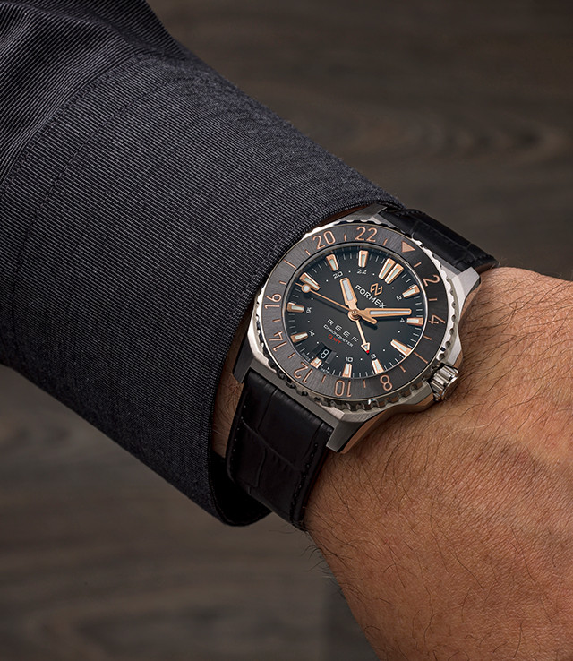 AUTOMATIC GMT COSC 300M BLACK/GILT 42 MM thumbnail 3