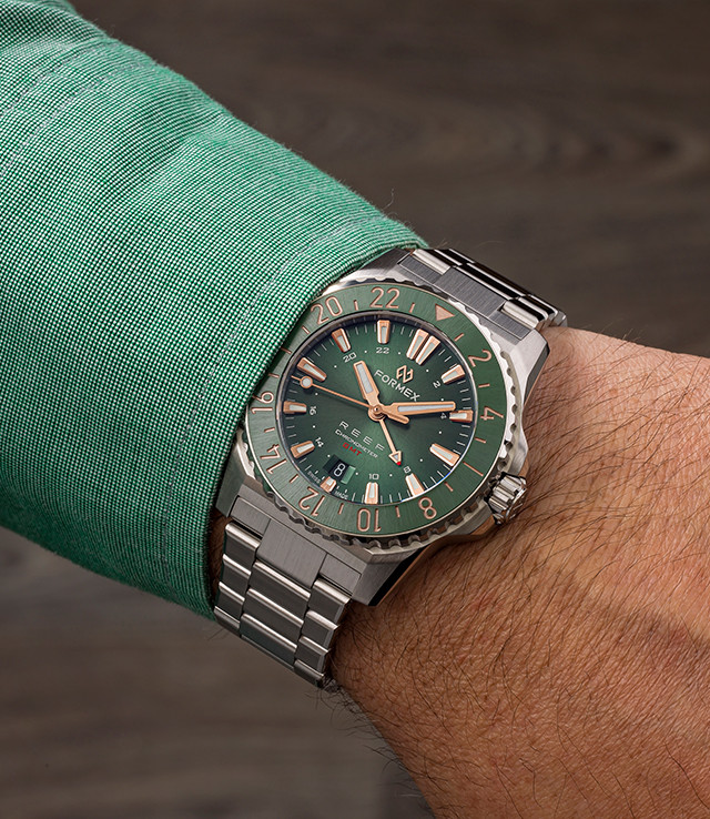 AUTOMATIC GMT COSC 300M GREEN/GILT 42 MM thumbnail 2