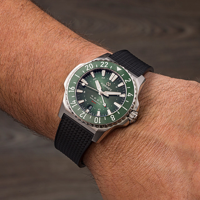 AUTOMATIC GMT COSC 300M GREEN 42 MM thumbnail 2