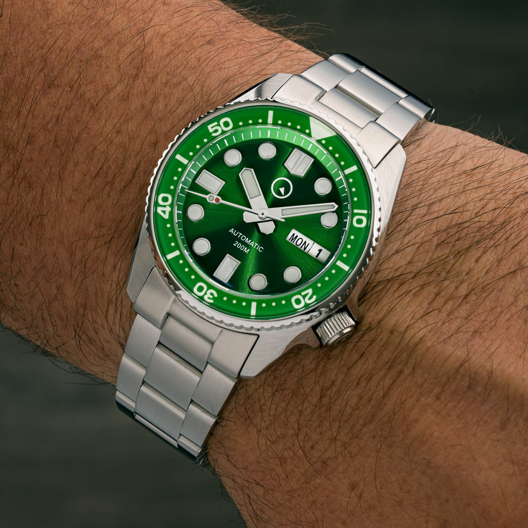 Islander 38mm Automatic Dive Watch with Radiant Green Dial #ISL-21 thumbnail 3