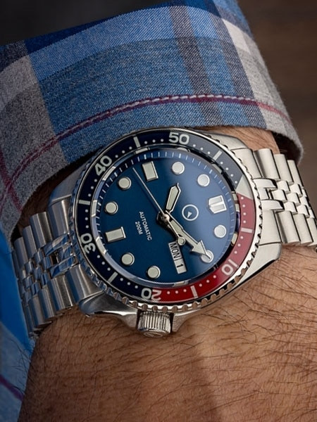 Islander Automatic Dive Watch with Solid-Link Bracelet, AR Sapphire Crystal, and Luminous Sapphire Bezel Insert #ISL-19 thumbnail 4