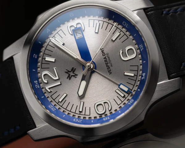 Vespera GMT Glaciale thumbnail 2