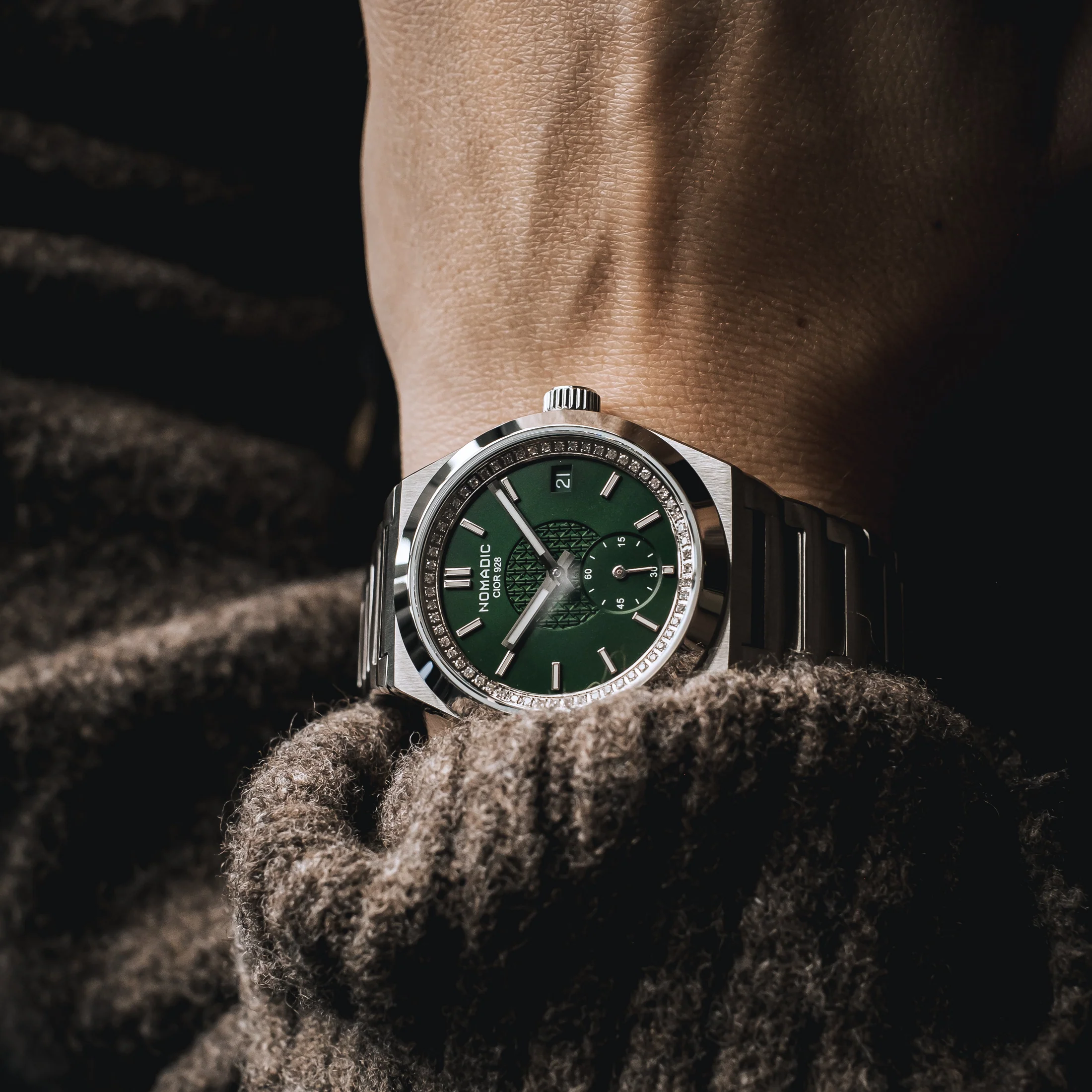 Cíor 928 - Emerald Abyss with Diamonds - Luxury Sports Watch (36mm) thumbnail 2