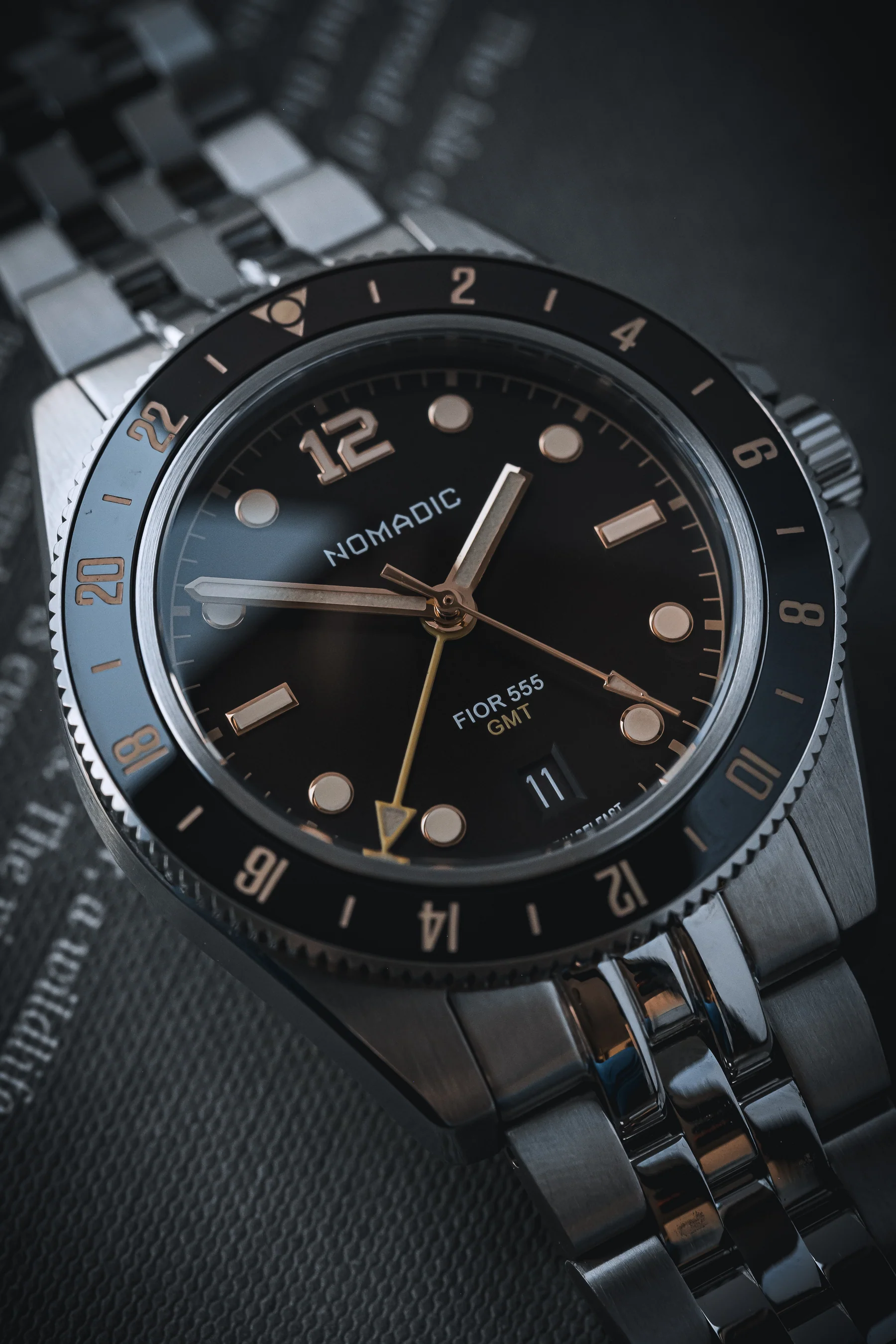 Fíor 555 - GMT Watch (41mm) - Crimson Dawn thumbnail 2