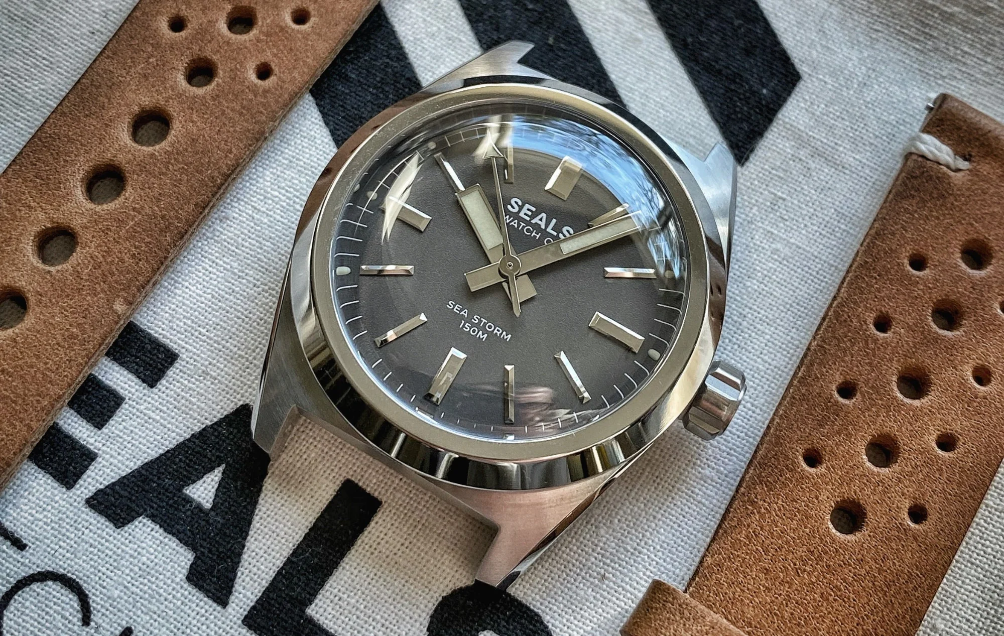 "Sea Storm" Dive Watch - Fixed Bezel - With Date thumbnail 3