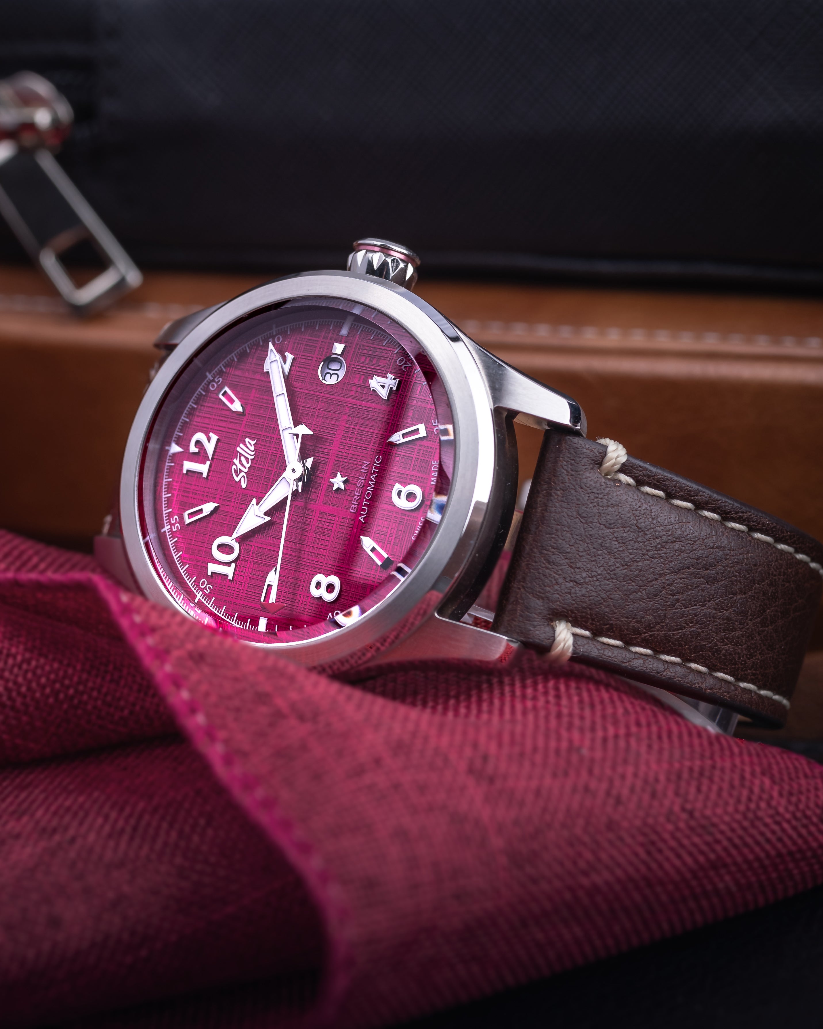 Breslin Raspberry selected view