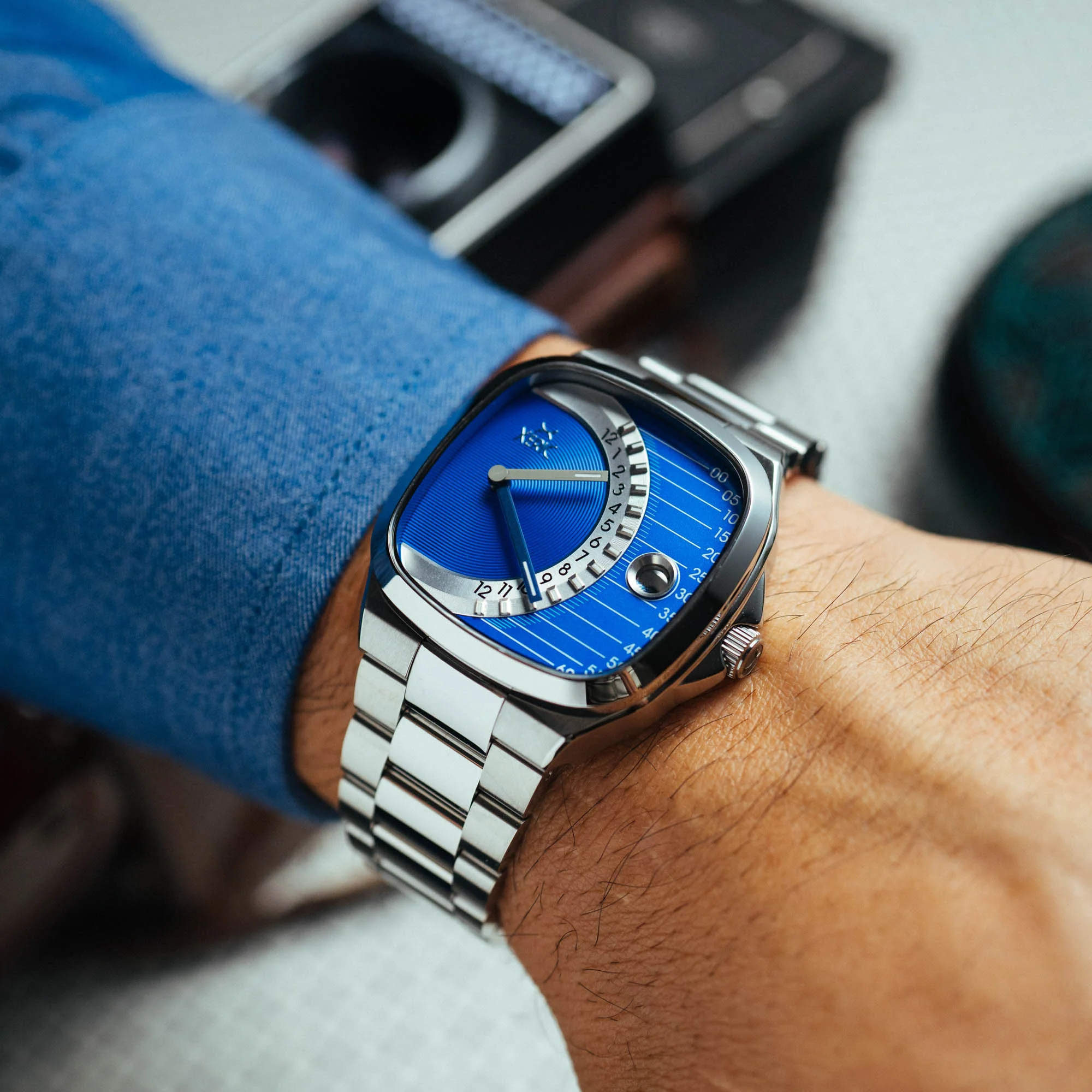 Timeline Retrograde Automatic Blue thumbnail 3